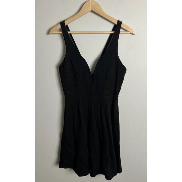 Lulus Black Sleeveless Deep V Mini Dress Elegant Cocktail Party Size M Women’s - Picture 1 of 8
